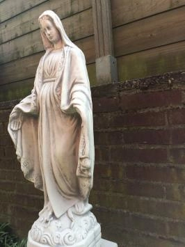 Maria op sokkel - steen - 115 cm - klassiek wit - in detail