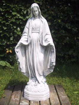 Mooi Mariabeeld vol steen