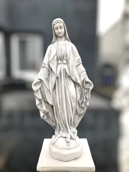 Maria auf Podest - Stein - 175 cm - klassisch weiß - im Detail