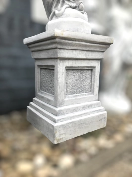 Maria sur piédestal - pierre - 175 cm - blanc classique - en détail