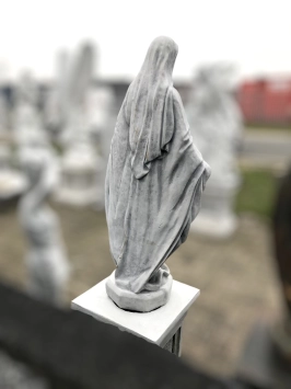 Maria sur piédestal - pierre - 175 cm - blanc classique - en détail