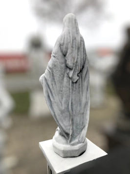 Maria sur piédestal - pierre - 175 cm - blanc classique - en détail