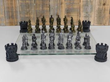 Ein schönes Schachspiel im mittelalterlichen Stil, das Schachbrett ist aus Glas gefertigt
