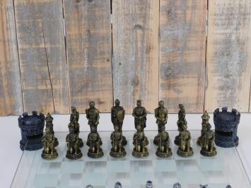 Ein schönes Schachspiel im mittelalterlichen Stil, das Schachbrett ist aus Glas gefertigt