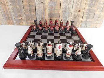Een schaakspel met als thema: 'MEDIEVAL KNIGHTS', fraaie schaakstukken als middeleeuwse ridders op houten schaakbord.