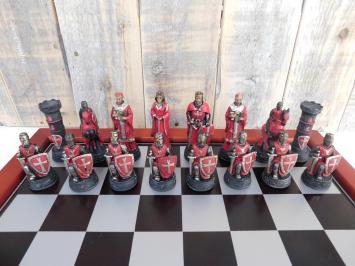 Een schaakspel met als thema: 'MEDIEVAL KNIGHTS', fraaie schaakstukken als middeleeuwse ridders op houten schaakbord.
