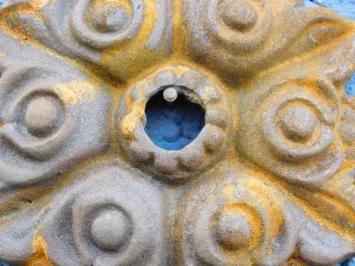 Runder Maueranker - aus Gusseisen - robuste Rosette