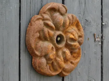Rosace rustique - ancrage mural en fonte - motif rose
