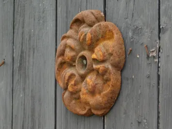 Rustikale Rosette - Wandanker aus Gusseisen - Rosenmotiv