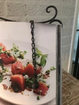 Een standaard houder voor muziekstukken, menu's, boeken etcetera