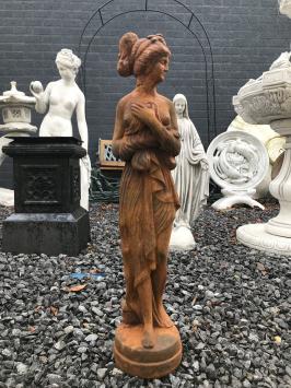 Steinstatue einer erotisch gekleideten Dame, Gartenstatue