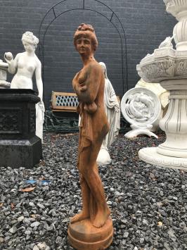 Steinstatue einer erotisch gekleideten Dame, Gartenstatue