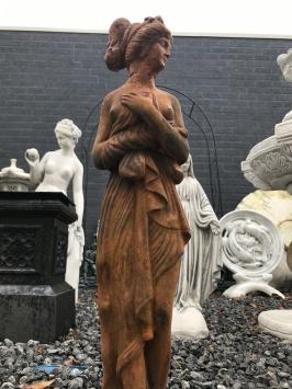 Steinstatue einer erotisch gekleideten Dame, Gartenstatue