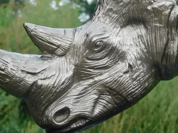 Tête de rhinocéros en aluminium – 70 cm – sur socle noir