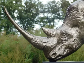 Tête de rhinocéros en aluminium – 70 cm – sur socle noir
