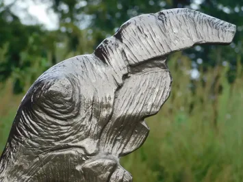 Tête de rhinocéros en aluminium – 70 cm – sur socle noir