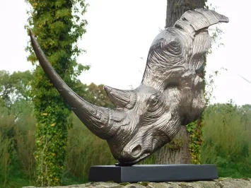 Tête de rhinocéros en aluminium – 70 cm – sur socle noir