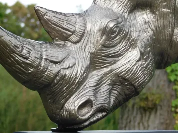 Tête de rhinocéros en aluminium – 70 cm – sur socle noir
