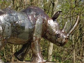Nashorn „Afiah“ – 210 cm – Metall – Afrikanische Handwerkskunst