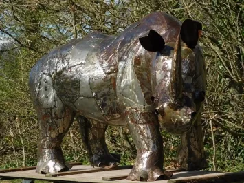 Rhinocéros « Afiah » – 210 cm – métal – artisanat africain