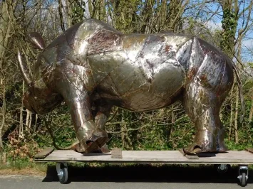 Neushoorn van metaal – 210 cm – authentiek – handgemaakt