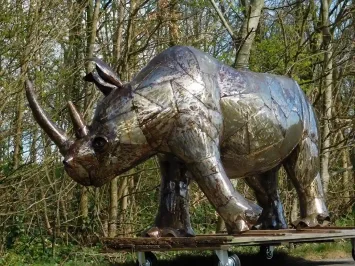 Neushoorn van metaal – 210 cm – authentiek – handgemaakt