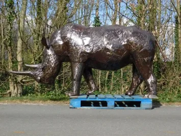 Neushoorn – 250 cm – kunstobject – krachtige vormgeving