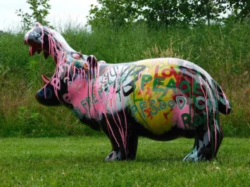Nijlpaard street art beeld – 95 cm – polystone – kunstwerk