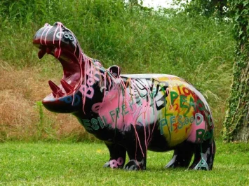 Nilpferd-Straßenkunstskulptur – 95 cm – Polystone – Kunstwerk