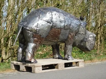 Metallenes Nilpferd „Akua“ – Afrikanische Handwerkskunst – 190 cm