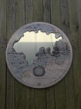 Belle décoration murale, monde primitif illustré avec un miroir à l'intérieur