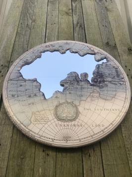 Belle décoration murale, monde primitif illustré avec un miroir à l'intérieur