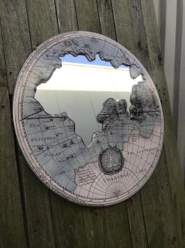 Belle décoration murale, monde primitif illustré avec un miroir à l'intérieur