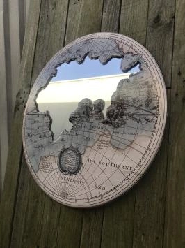 Belle décoration murale, monde primitif illustré avec un miroir à l'intérieur