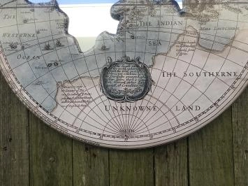 Belle décoration murale, monde primitif illustré avec un miroir à l'intérieur