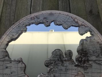 Belle décoration murale, monde primitif illustré avec un miroir à l'intérieur