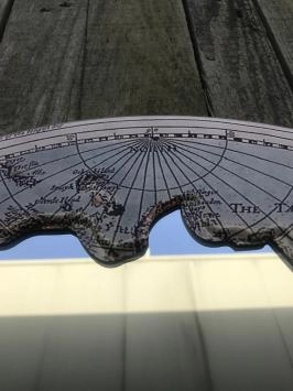 Belle décoration murale, monde primitif illustré avec un miroir à l'intérieur