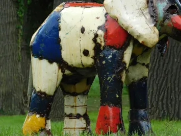 Farbenfroher Metallelefant Chidi – einzigartige 90 cm große Statue