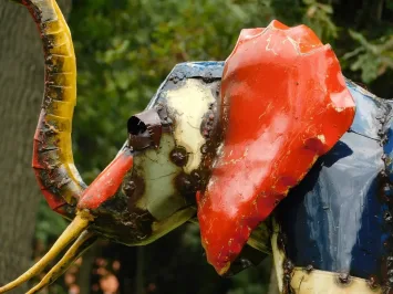 Chidi, l'éléphant en métal coloré – statue unique de 90 cm