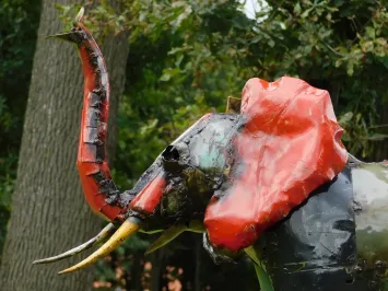 Elefant 'Kwame' aus Metall – farbenfrohe afrikanische Kunst