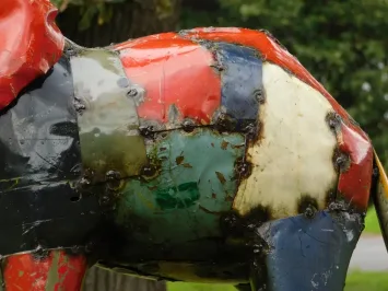 Éléphant 'Kwame' en métal – œuvre africaine colorée