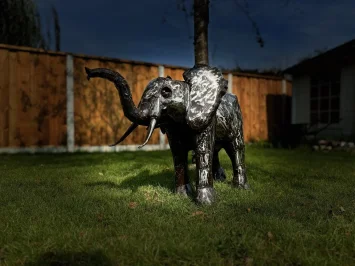 Einzigartiger eiserner Elefant, große Gartenstatue als Blickfang