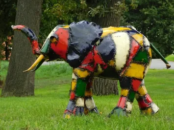 Elefantenfigur für den Garten Abeo – buntes Metall – 96 cm