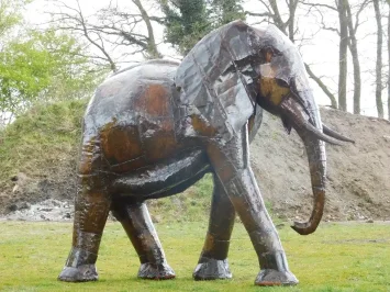 XXL Elefant aus Metall – braune Gartenfigur – 225 cm