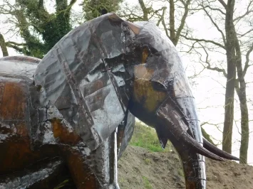 XXL Elefant aus Metall – braune Gartenfigur – 225 cm