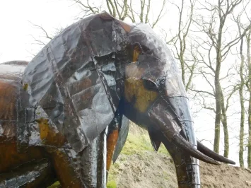 Éléphant XXL en métal – grande statue marron – 225 cm