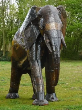 Éléphant grandeur nature – statue en métal marron – 225 cm