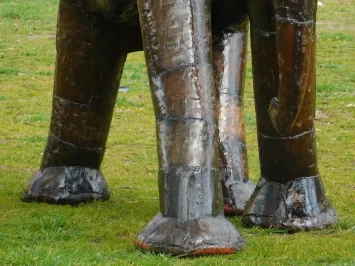 Lebensgroßer Elefant – Metall-Gartenfigur – Braun – 225 cm