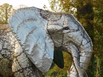 Realistisch beeld van een olifant, tuinbeeld olifant, metaal