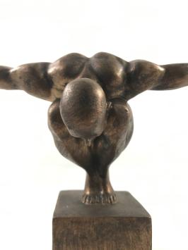 Mooi sculptuur / beeld van een Olympian Man, een zeer atletische man